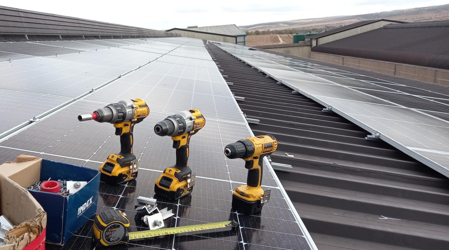 Herramientas profesionales sobre una instalación fotovoltaica