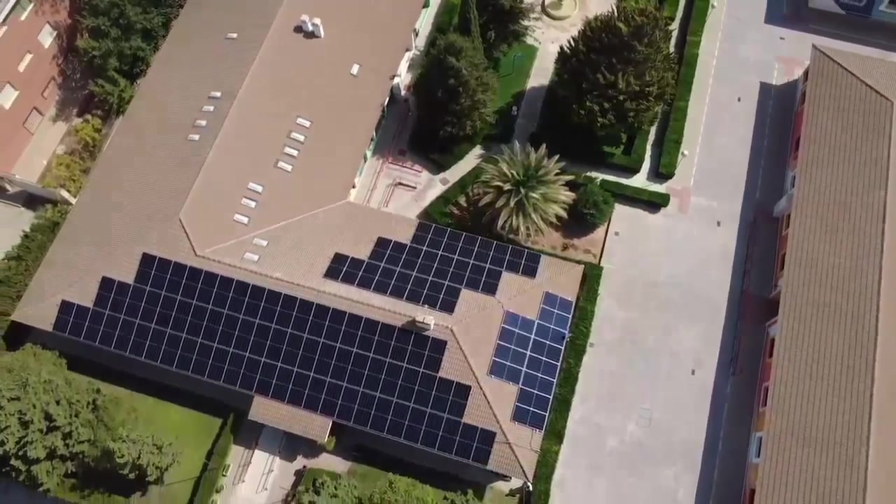 Detalle técnico de módulos solares en cubierta